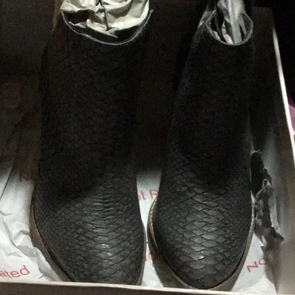 Not Rated Tarim Ankle Bootie 7M Charcoal Snake New - Picture 9 of 10